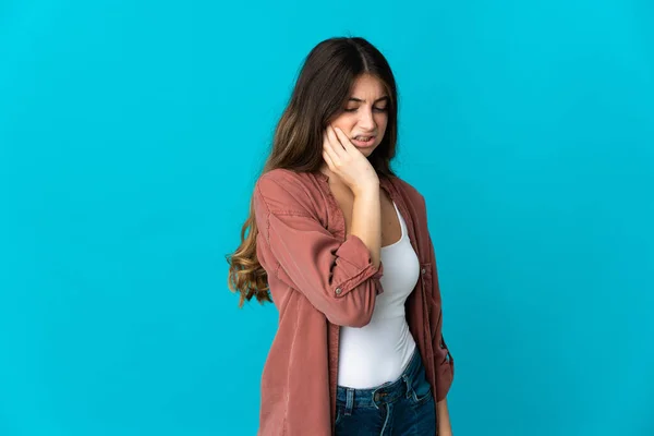 Jovem Caucasiana Isolada Fundo Azul Com Dor Dente — Fotografia de Stock