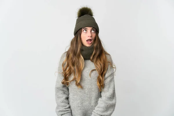 Young Caucasian Woman Winter Hat Isolated White Background Looking Surprised — Φωτογραφία Αρχείου