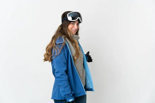 Chica Esquiadora Con Gafas Snowboard Aisladas Sobre Fondo Blanco Extendiendo —  Fotos de Stock