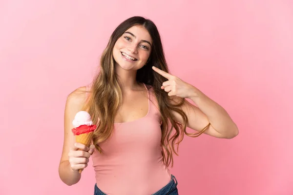 Ung Kaukasiska Kvinna Med Cornet Glass Isolerad Rosa Bakgrund Ger — Stockfoto