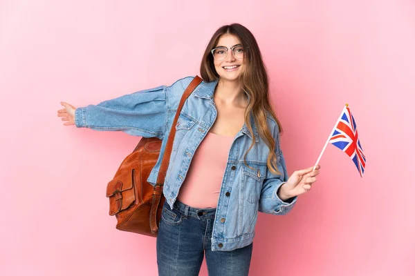 Młoda Kobieta Trzymająca Flagę Zjednoczonego Królestwa Odizolowana Różowym Tle Wyciągająca — Zdjęcie stockowe