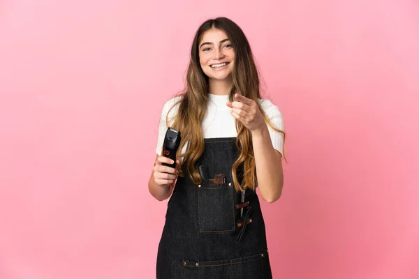 Young Hairdresser Woman Isolated Pink Background Surprised Pointing Front — Stock Photo, Image