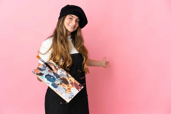 Joven Artista Mujer Sosteniendo Una Paleta Aislada Sobre Fondo Rosa — Foto de Stock