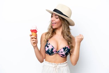 Mayo giyen ve elinde kornet dondurma tutan bir kız beyaz arka planda zaferi kutluyor.