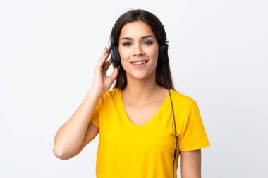 Beyaz arka planda izole edilmiş beyaz bir kadın müzik dinliyor.