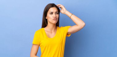 Kafkasyalı genç bir kadın soyutlanmış geçmişinde şüpheleri var.