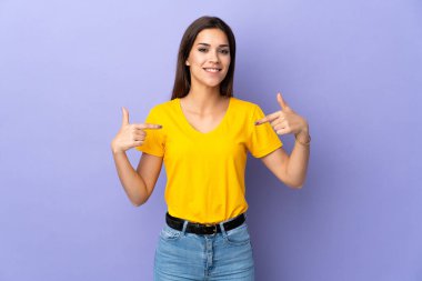 Tecrit edilmiş, gururlu ve kendini beğenmiş beyaz bir kadın.