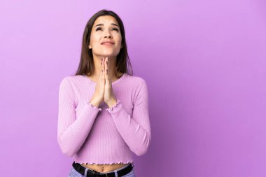 Tecrit edilmiş geçmişi olan beyaz bir kadın avuç içlerini bir arada tutuyor. İnsan bir şey ister.