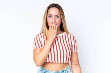 Beyaz arka planda izole edilmiş, ağzı elle kaplanmış beyaz bir kadın.