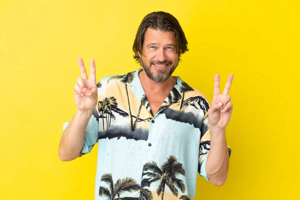 Senior Dutch Man Isolated Yellow Background Showing Victory Sign Both — ストック写真