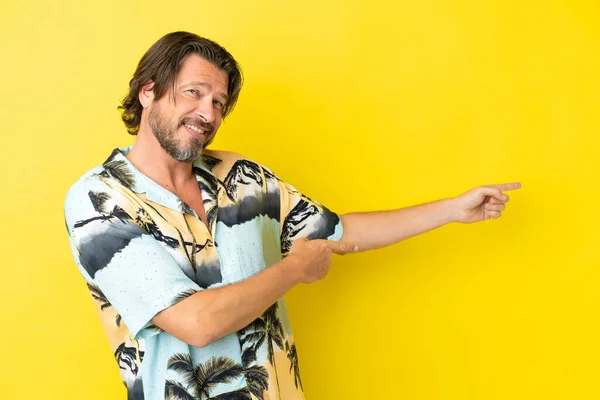 Senior Dutch Man Isolated Yellow Background Pointing Finger Side Presenting — Fotografia de Stock