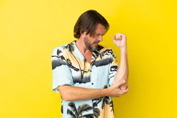 Senior Dutch Man Isolated Yellow Background Pain Elbow — Foto Stock