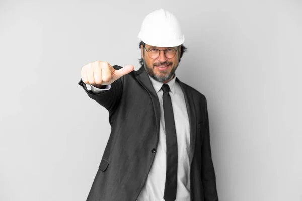 年轻的建筑师 头戴安全帽 背负孤立的背景 竖起大拇指做手势 — 图库照片
