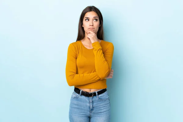 Young Caucasian Woman Isolated Blue Background Thinking Idea While Looking — Stock Photo, Image