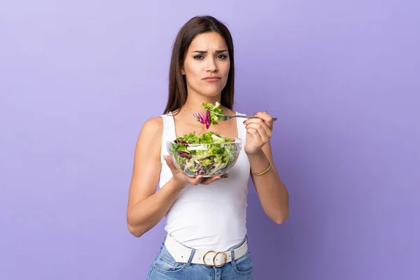 Mulher Caucasiana Jovem Com Salada Isolada Fundo Roxo — Fotografia de Stock