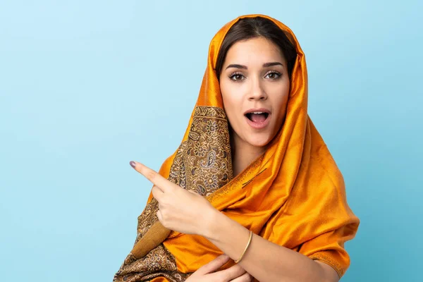 Молода Марокканська Жінка Традиційним Одягом Ізольована Синьому Фоні Здивована Вказуючи — стокове фото