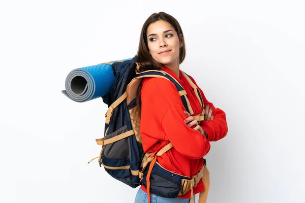 若いです白人の背景に孤立した大きなバックパックを持つ白人登山家の女の子笑い — ストック写真