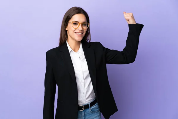 Business Woman Isolated Purple Background Doing Strong Gesture — ストック写真