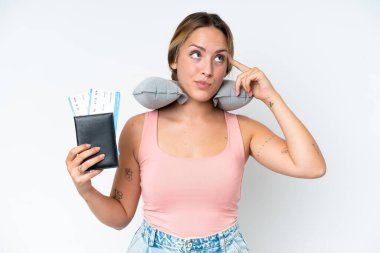 Şişirilebilir Seyahat Yastığı ile izole edilmiş arka planda kuşkuları ve düşünceleri olan bir kadın.