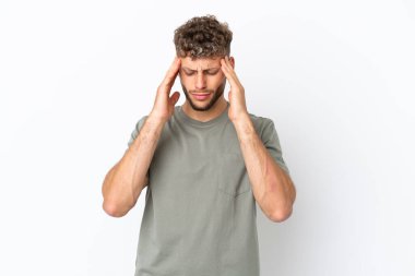 Beyaz arka planda başağrısı olan beyaz tenli yakışıklı bir adam.