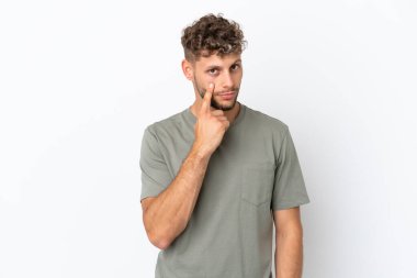 Beyaz arka planda izole edilmiş beyaz tenli yakışıklı bir adam...