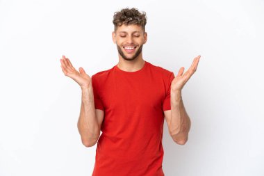 Beyaz arka planda izole edilmiş beyaz tenli yakışıklı bir adam. Çok gülümsüyor.