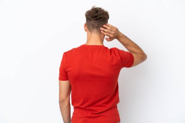 Beyaz arka planda beyaz tenli yakışıklı bir adam izole edilmiş ve düşünüyor.
