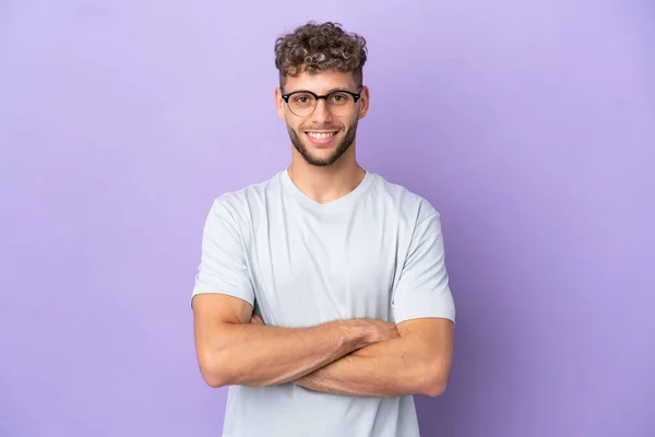 Delivery Caucasian Man Isolated Purple Background Keeping Arms Crossed Frontal — Zdjęcie stockowe