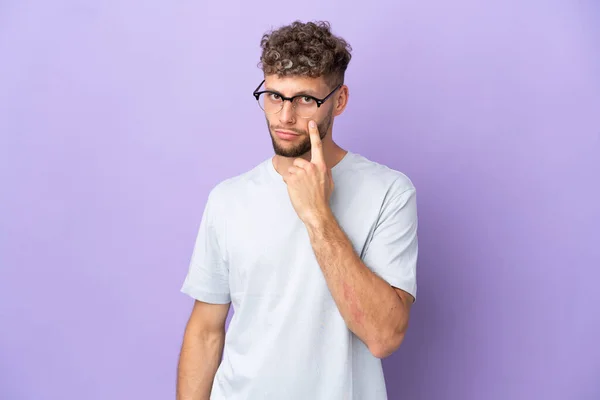 Delivery Caucasian Man Isolated Purple Background Showing Something — Zdjęcie stockowe