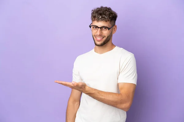 Delivery Caucasian Man Isolated Purple Background Presenting Idea While Looking — Fotografia de Stock