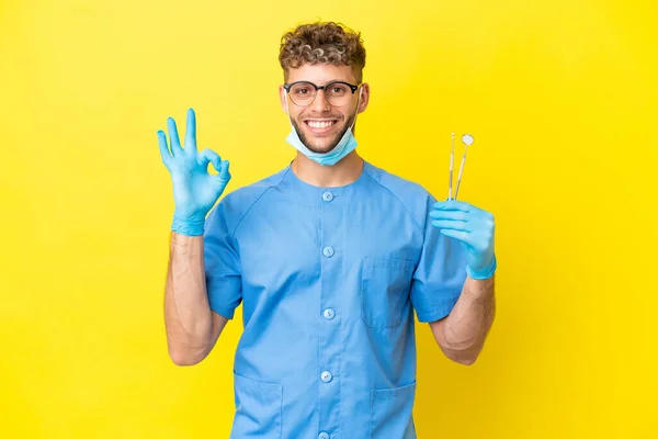 Dentist Blonde Man Holding Tools Isolated Background Showing Sign Fingers — Fotografia de Stock