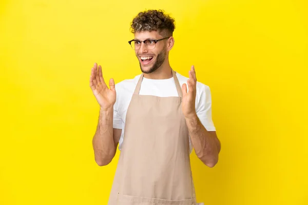 Restaurant Ober Blonde Man Geïsoleerd Gele Achtergrond Met Verrassing Gezichtsuitdrukking — Stockfoto