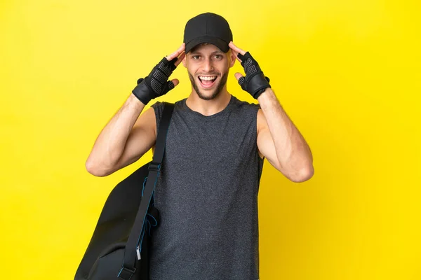 Νεαρός Αθλητικός Ξανθός Άνδρας Αθλητική Τσάντα Απομονωμένη Κίτρινο Φόντο Έκφραση — Φωτογραφία Αρχείου