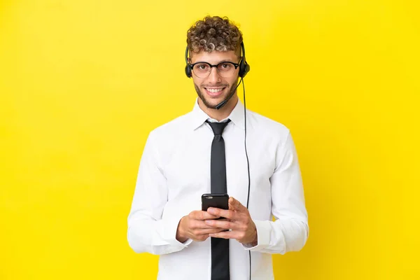 Telemarketer Blonde Mann Arbeitet Mit Einem Headset Isoliert Auf Gelbem — Stockfoto