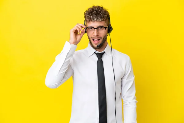 Telemarketer Blondynka Człowiek Pracuje Słuchawki Izolowane Żółtym Tle Okularami Zaskoczony — Zdjęcie stockowe