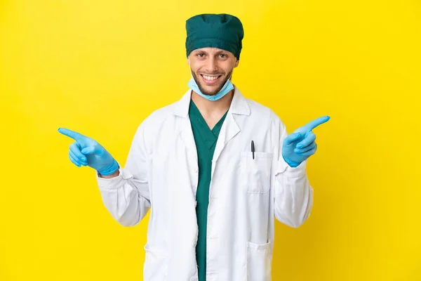 Surgeon Blonde Man Green Uniform Isolated Yellow Background Pointing Finger — Fotografia de Stock