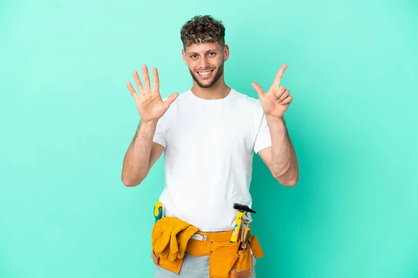 Νεαρός Ηλεκτρολόγος Ξανθιά Άνθρωπος Απομονώνονται Πράσινο Φόντο Καταμέτρηση Επτά Δάχτυλα — Φωτογραφία Αρχείου