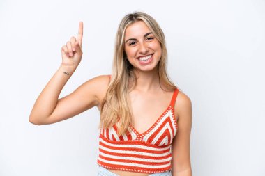 Beyaz arka planda izole edilmiş beyaz bir kadın harika bir fikre işaret ediyor.