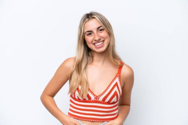 Beyaz arka planda izole edilmiş genç beyaz kadın gülüyor.