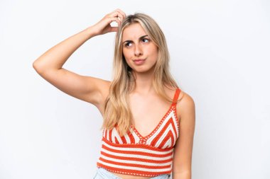 Beyaz arka planda soyutlanmış beyaz bir kadın. Kafasını kaşırken şüpheleri var.