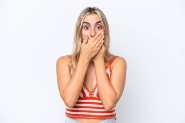 Beyaz arka planda izole edilmiş, ağzı elleri olan beyaz bir kadın.
