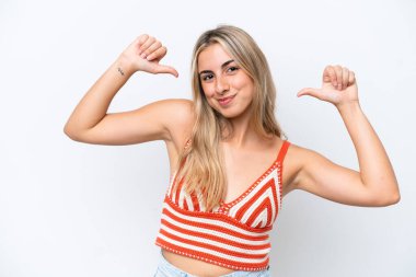 Beyaz arka planda soyutlanmış, gururlu ve kendini beğenmiş beyaz bir kadın.