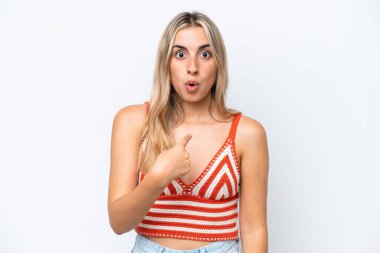 Beyaz arka planda izole edilmiş genç beyaz kadın kendini işaret ediyor.