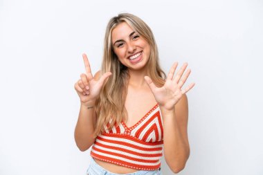 Beyaz arka planda izole edilmiş genç beyaz kadın parmaklarıyla yediyi saydı