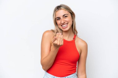 Beyaz arka planda soyutlanmış genç beyaz bir kadın kendini davet ettiriyor. Gelmene sevindim.