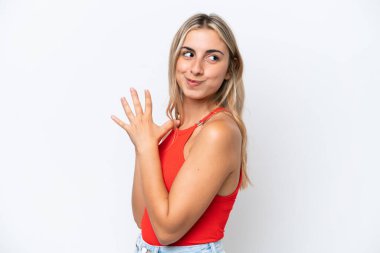 Beyaz arka planda izole edilmiş genç beyaz kadın bir şeyler planlıyor.