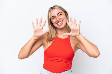 Beyaz arka planda izole edilmiş genç beyaz kadın parmaklarıyla 10 'a kadar sayıyor.