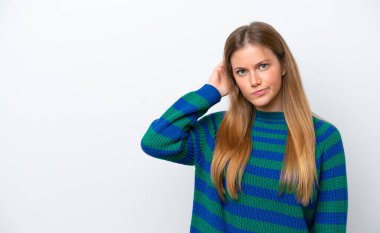 Beyaz arka planda izole edilmiş genç beyaz kadın şüpheleri var.