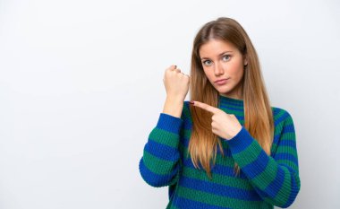 Beyaz arka planda izole genç beyaz kadın geç kalma jesti yapıyor