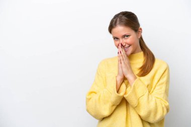 Beyaz arka planda izole edilmiş genç beyaz kadın avuç içlerini bir arada tutuyor. İnsan bir şey ister.